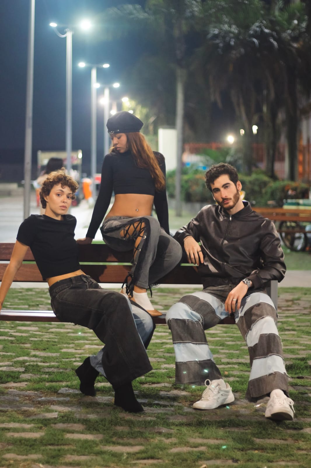 Editorial Alterego — três pessoas em banco no Aterro à noite