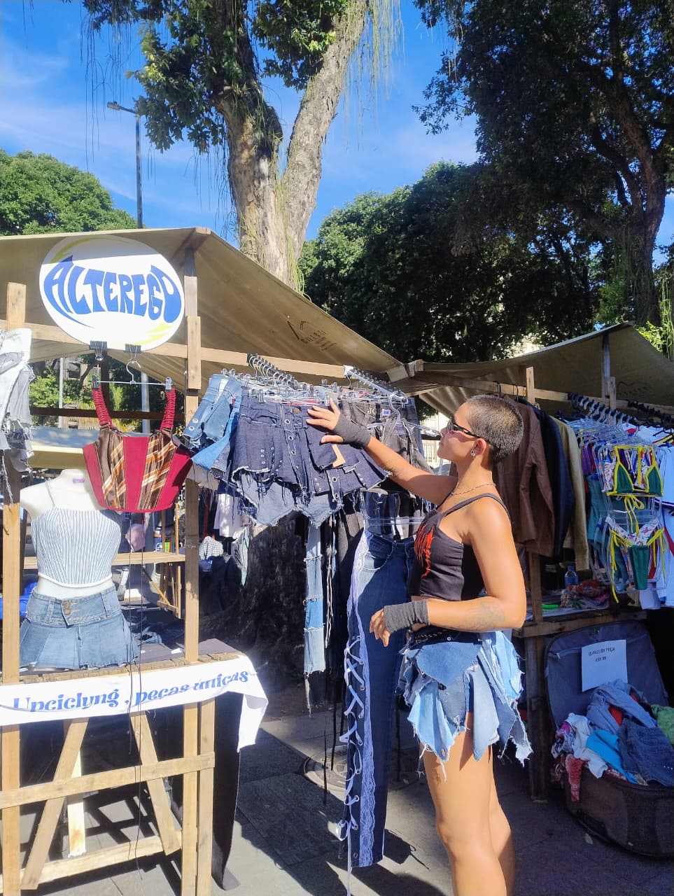 Cliente escolhendo short-saias na barraca Alterego